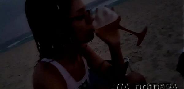  Fui chupar o Jr na praia a noite e acabei chupando tres desconhecidos que apareceram - Trailler